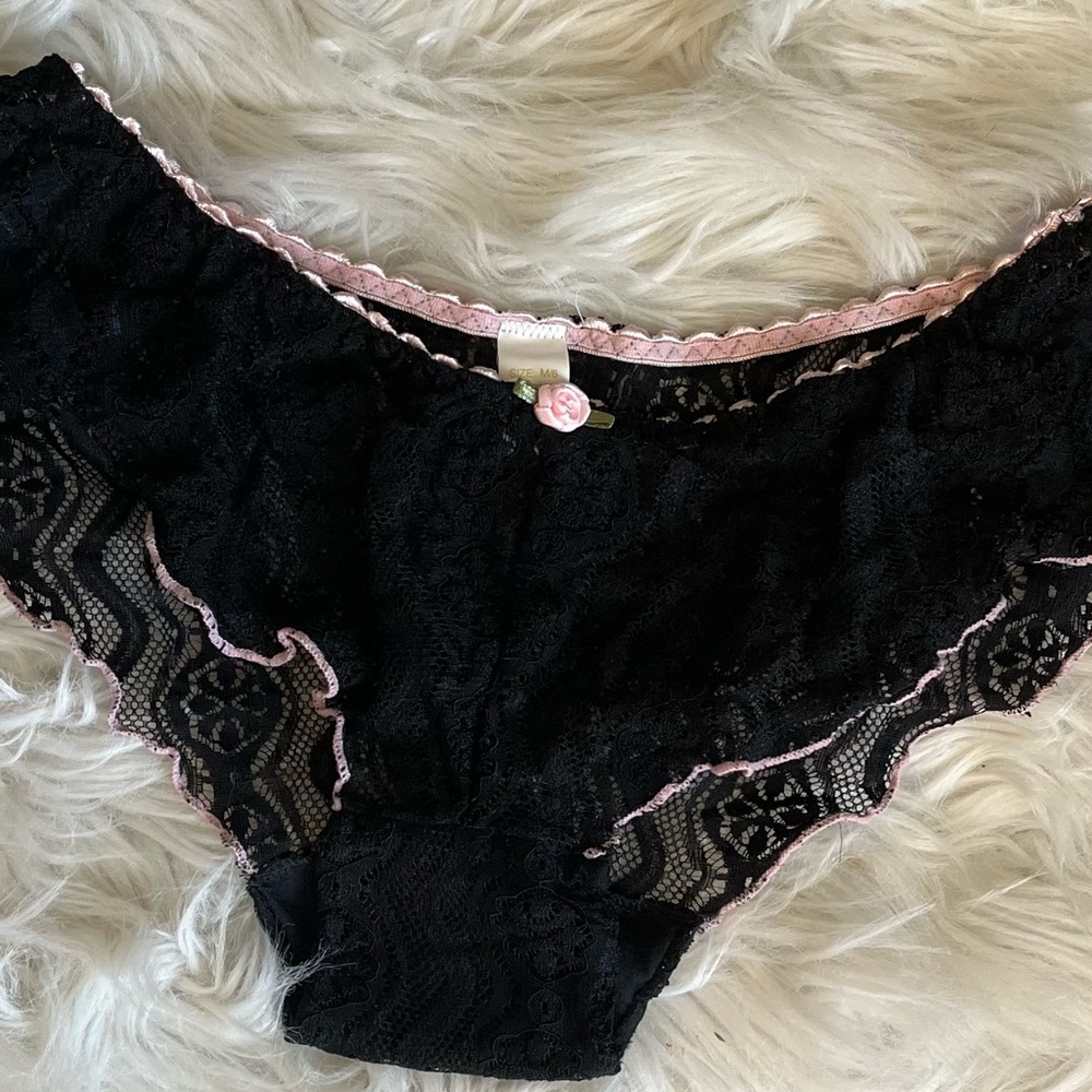 VICTORIA’S SECRET BLACK LACE PANTIES SIZE MEDIUM